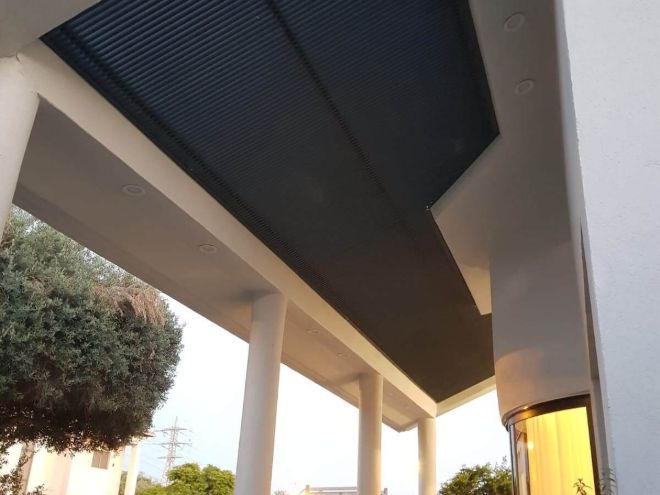 פרגולה משולבת בחצר הבית