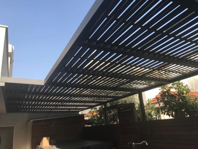 שילוב של פרגולות תלויות בחצר
