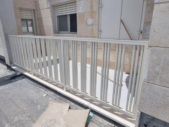 מעקה אלומיניום בגוון קרם לאורך מעבר