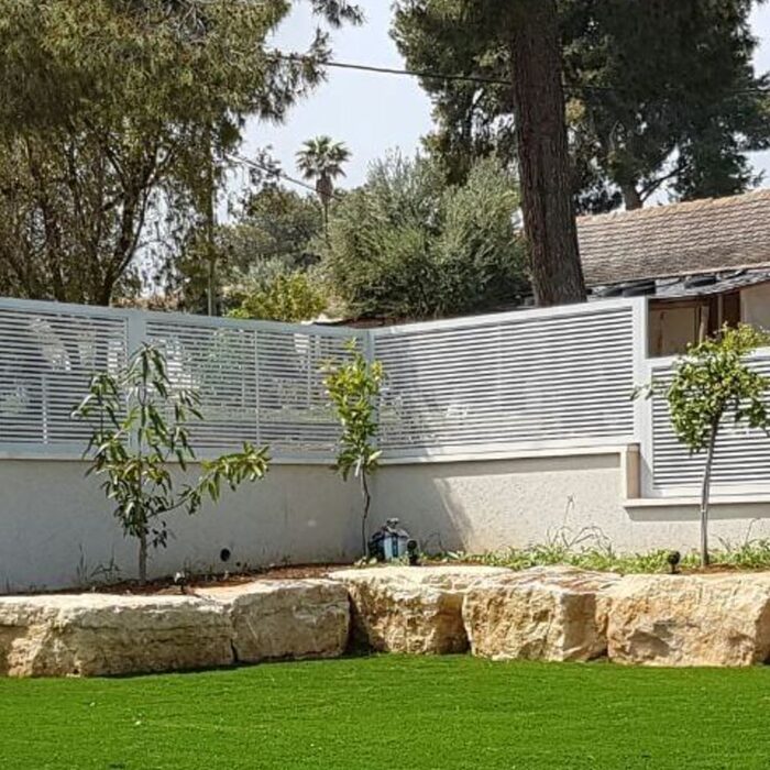 גדר אלומיניום לבנה לאורך חזית