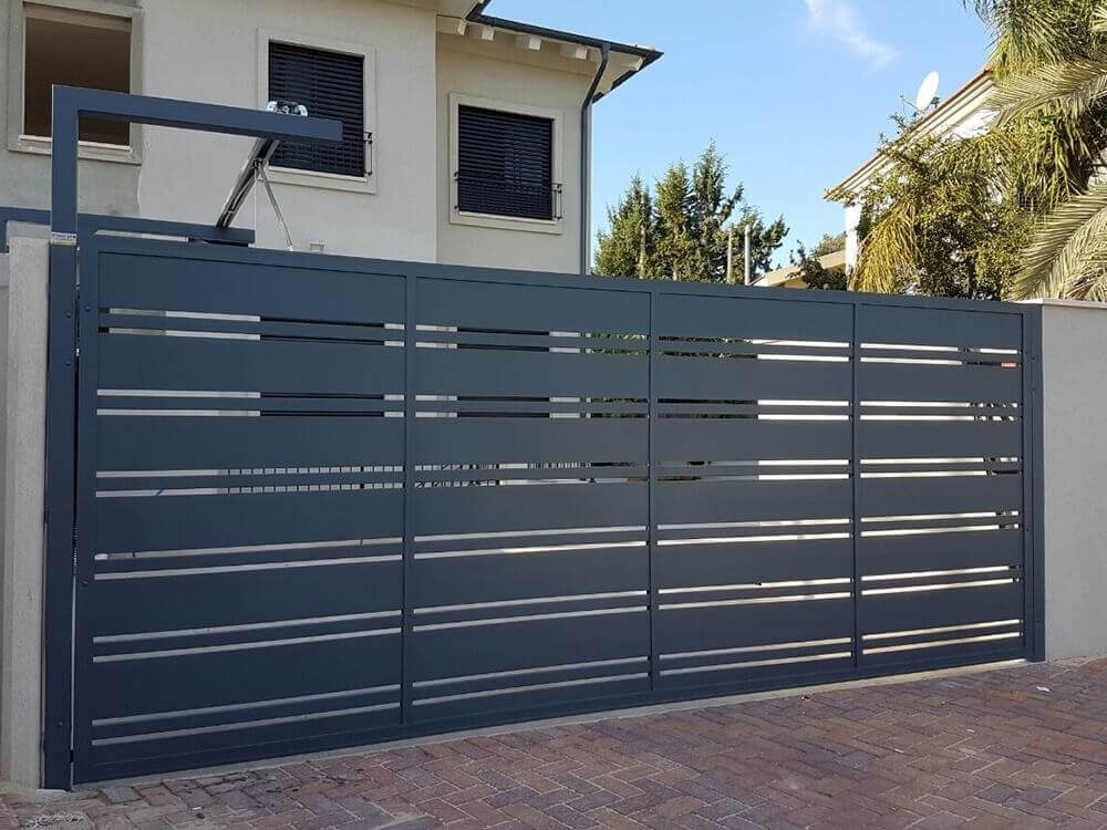 שער אלומיניום עם זרוע הרמה מותקנת — עבודה של עידן השערים