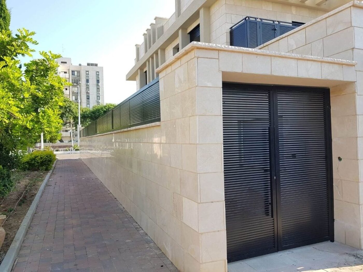 שער אלומיניום כהה בכניסה לבית — עבודה של עידן השערים