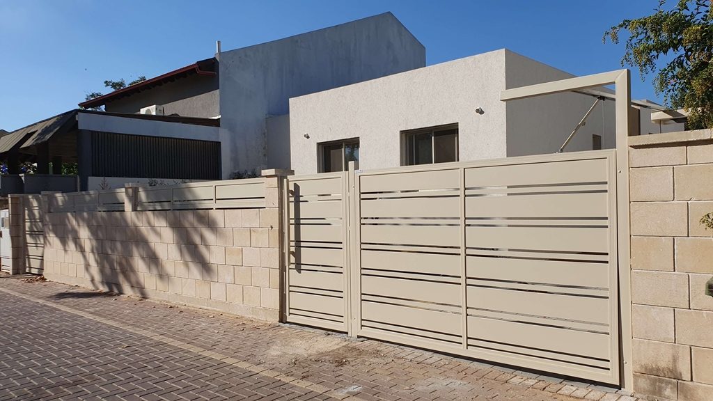 שער אלומיניום בחזית בית — עבודה של עידן השערים