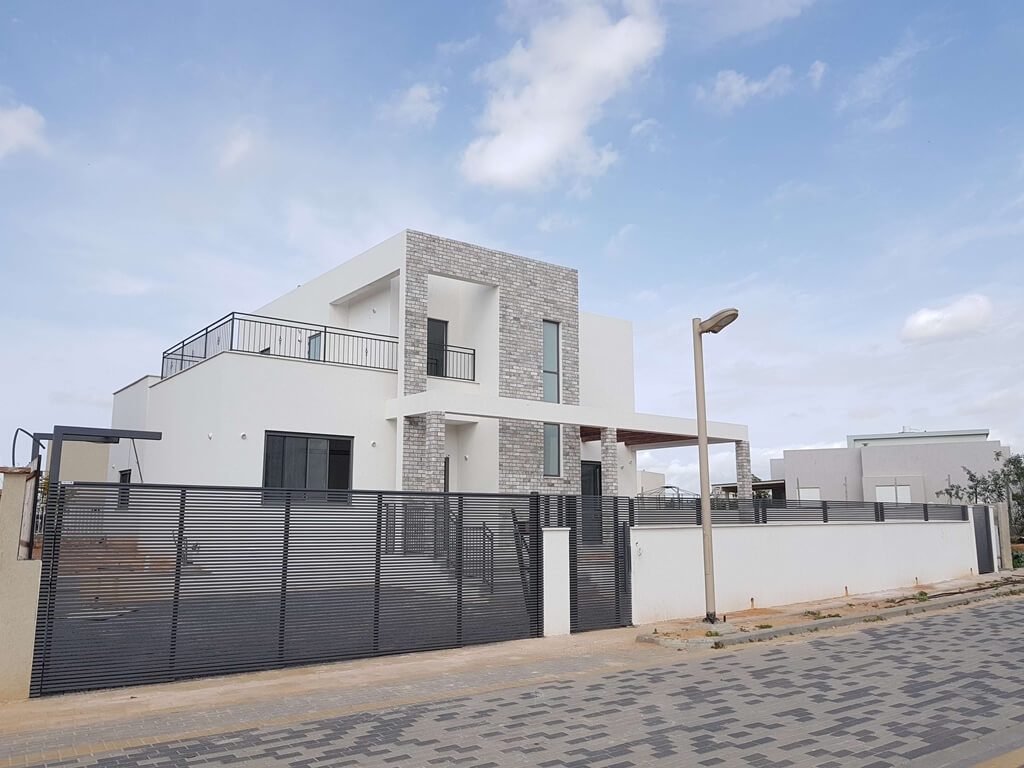 מעקה וגדר אלומיניום באותו גוון — עבודה של עידן השערים
