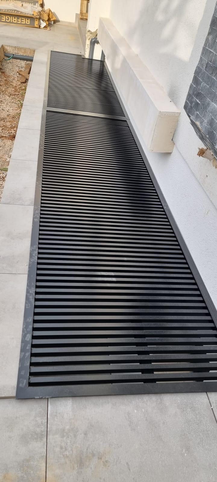 מכסה אלומיניום שחור לחצר אנגלית — עבודה של עידן השערים