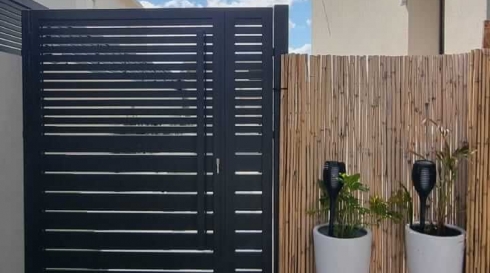 גדר כניסה לבית בצבע שחור